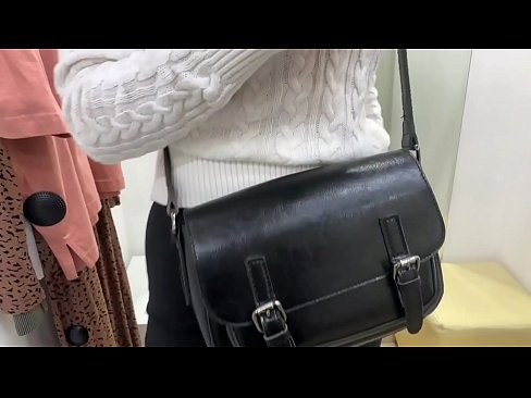 ❤️ Offentlig onani av den unga slynan FeralBerry med en dildo i provrummet Pornvideo at sv.pornobot.ru ❌️