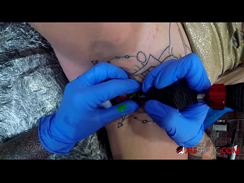 ❤️ Extremt tatuerade snyggingen Sully Savage fick en tatuering på sin klitoris Pornvideo at sv.pornobot.ru ❌️